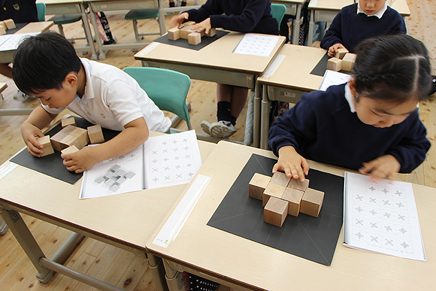 小学校の積み木遊び1